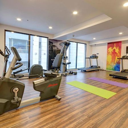 Holiday Inn Kolkata Airport By Ihg Exterior photo The gym at the hotel