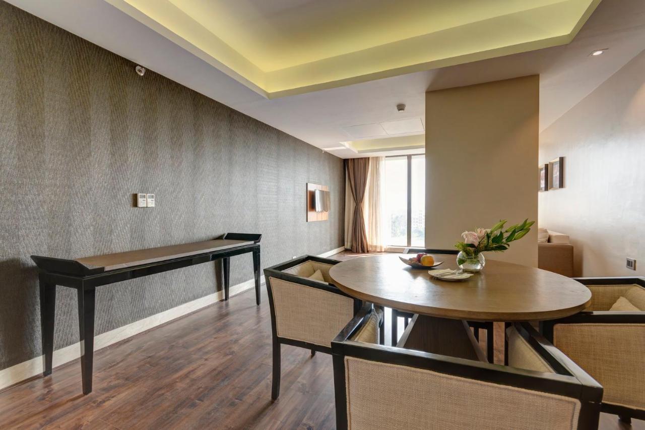 Holiday Inn Kolkata Airport By Ihg Exterior photo A suite at the hotel