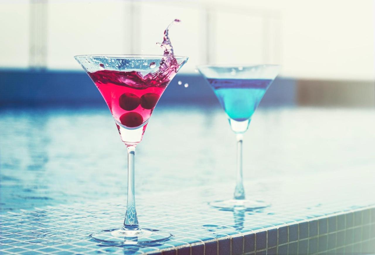 Holiday Inn Kolkata Airport By Ihg Exterior photo A cosmopolitan (left) and a Blue Hawaii (right)