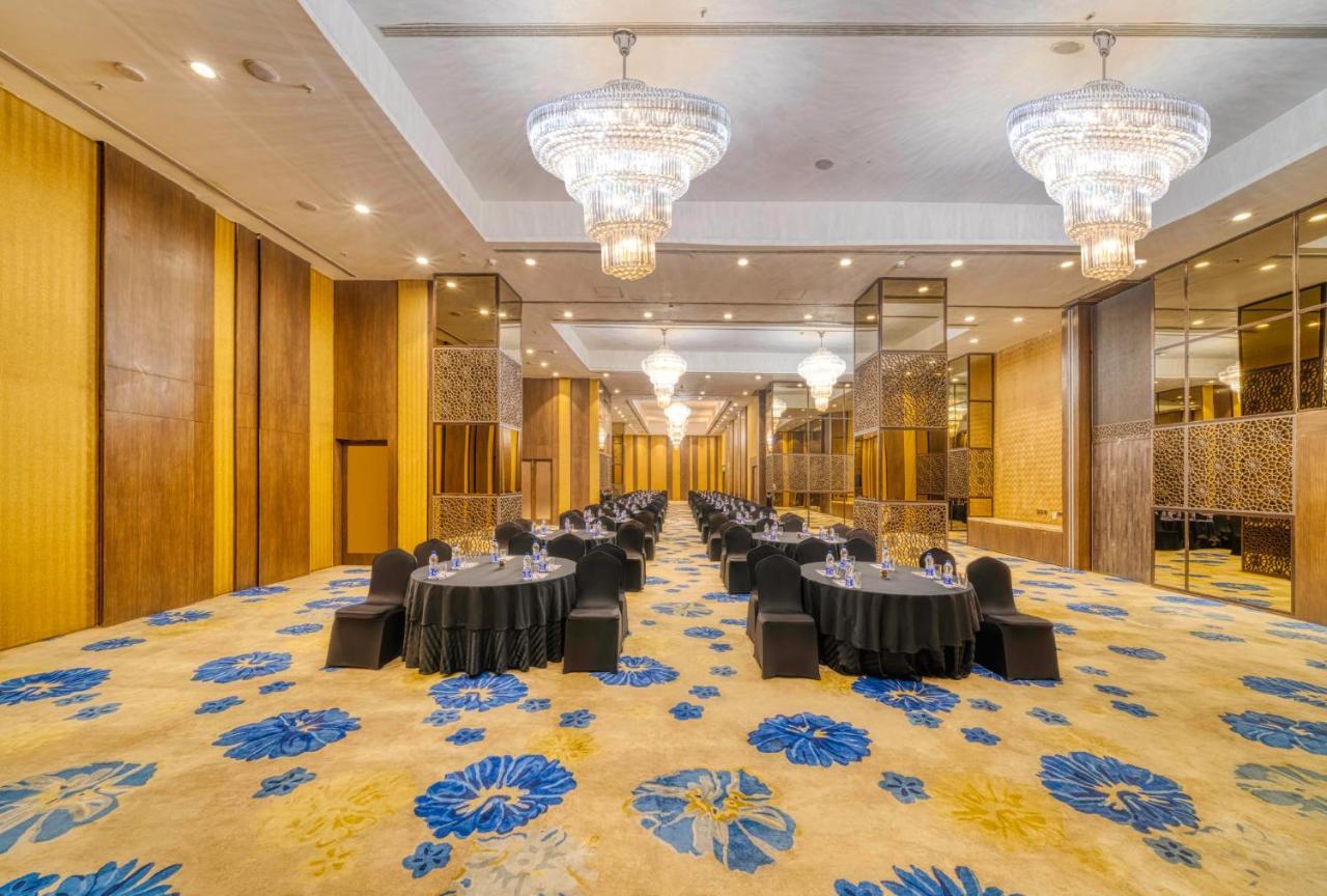 Holiday Inn Kolkata Airport By Ihg Exterior photo The ballroom