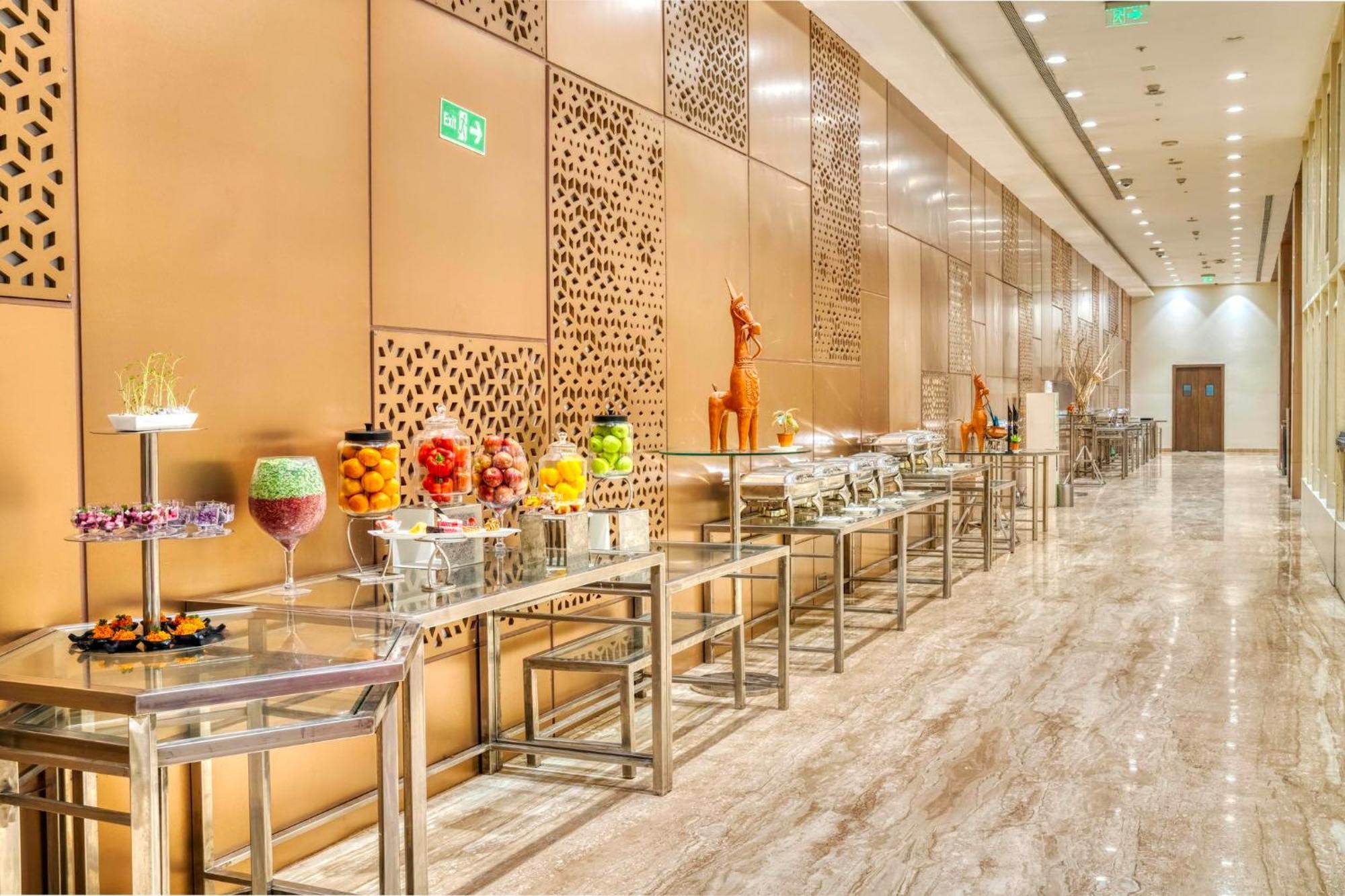 Holiday Inn Kolkata Airport By Ihg Exterior photo The interior of the hotel