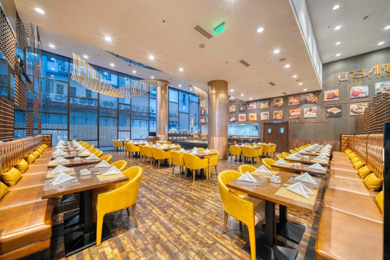 Holiday Inn Kolkata Airport By Ihg Exterior photo The interior of the restaurant
