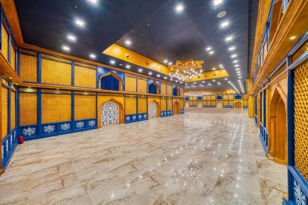 Holiday Inn Kolkata Airport By Ihg Exterior photo The interior of the main hall