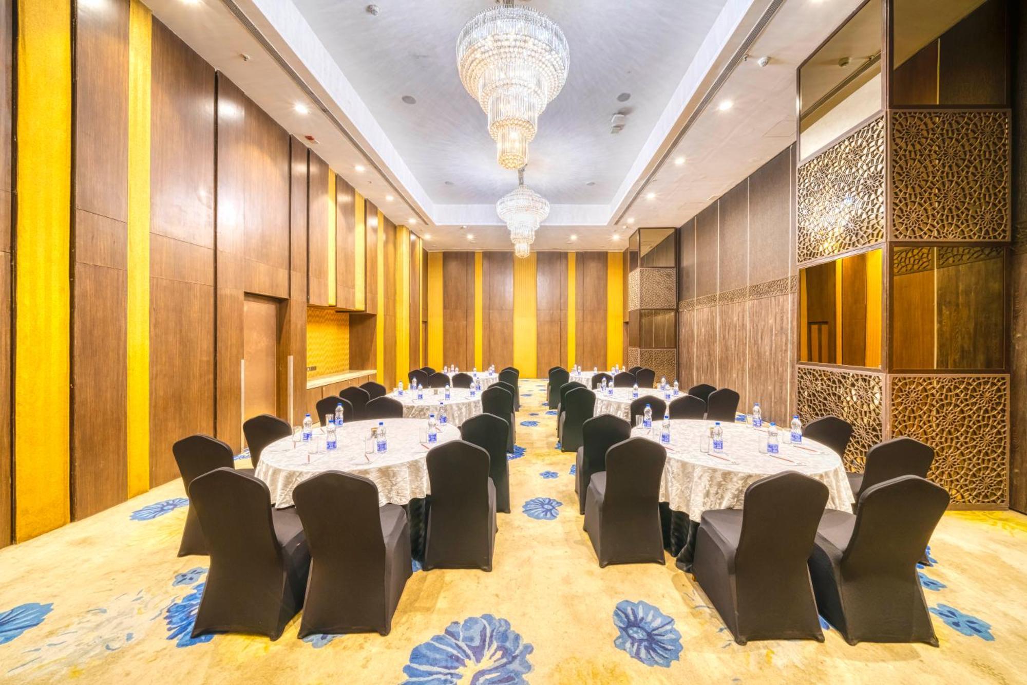 Holiday Inn Kolkata Airport By Ihg Exterior photo The Royal Ballroom