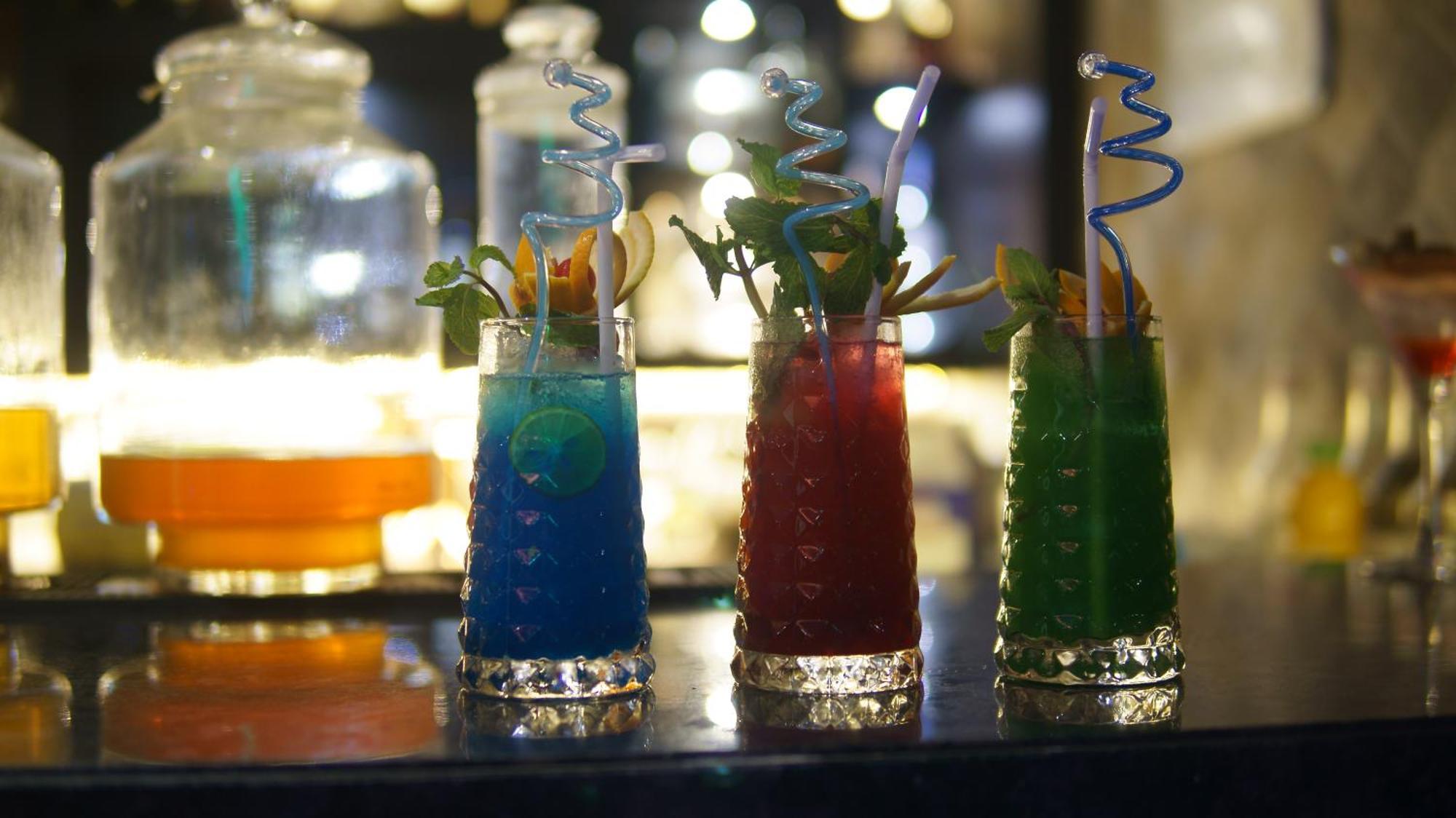 Holiday Inn Kolkata Airport By Ihg Exterior photo Non-alcoholic drinks