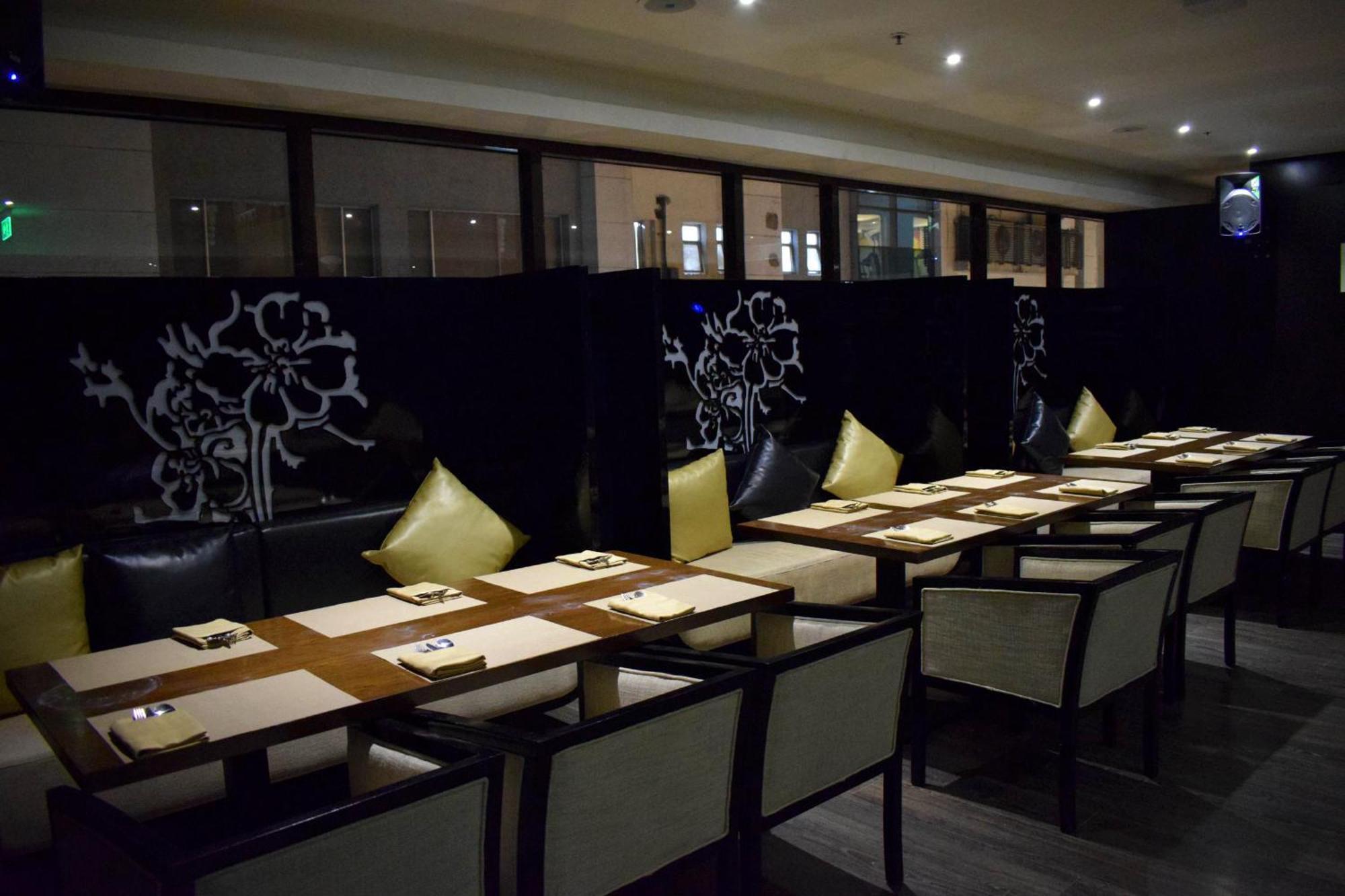 Holiday Inn Kolkata Airport By Ihg Exterior photo Interior of a restaurant in the hotel