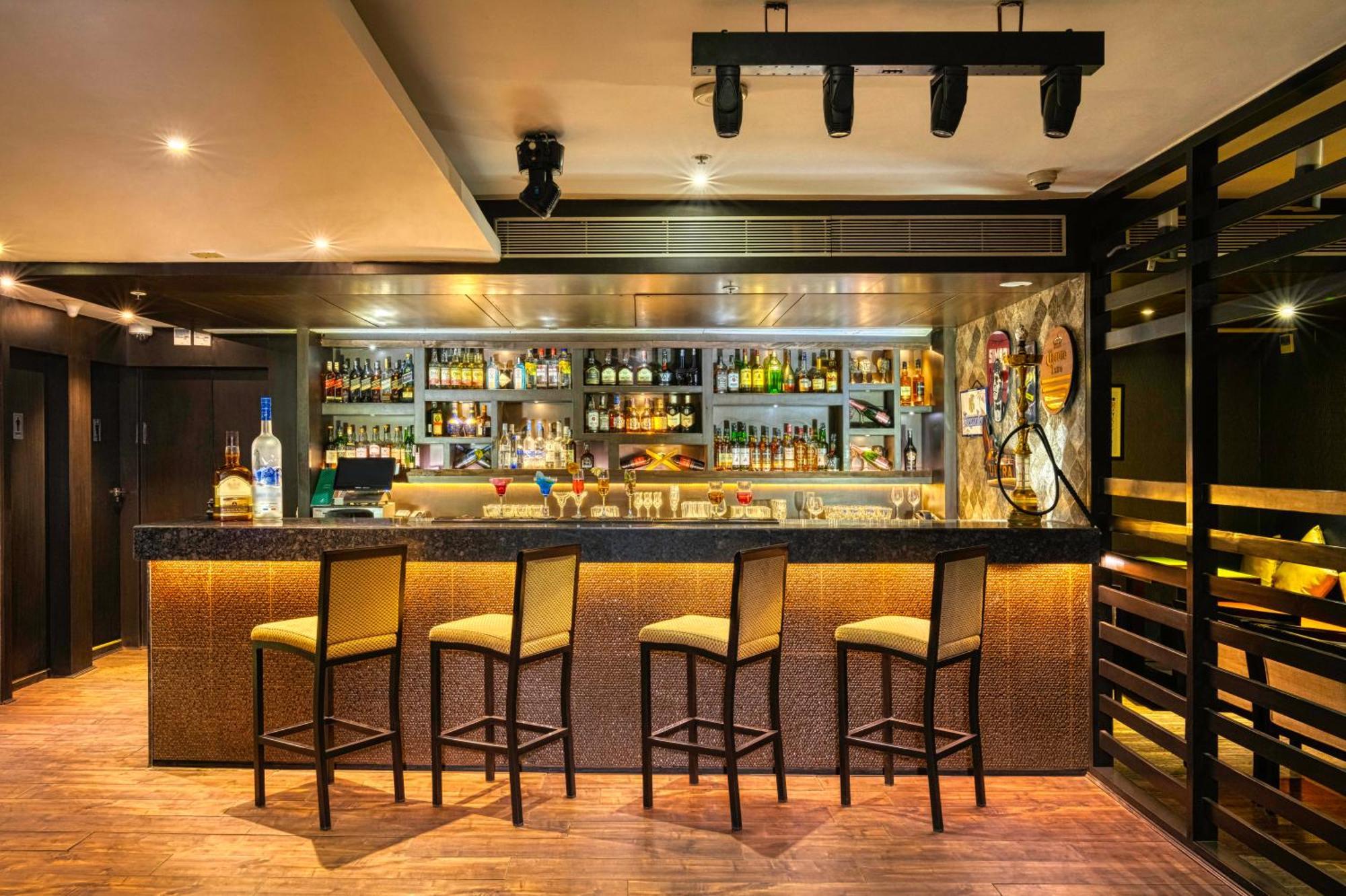 Holiday Inn Kolkata Airport By Ihg Exterior photo The bar at the 1919 Restaurant