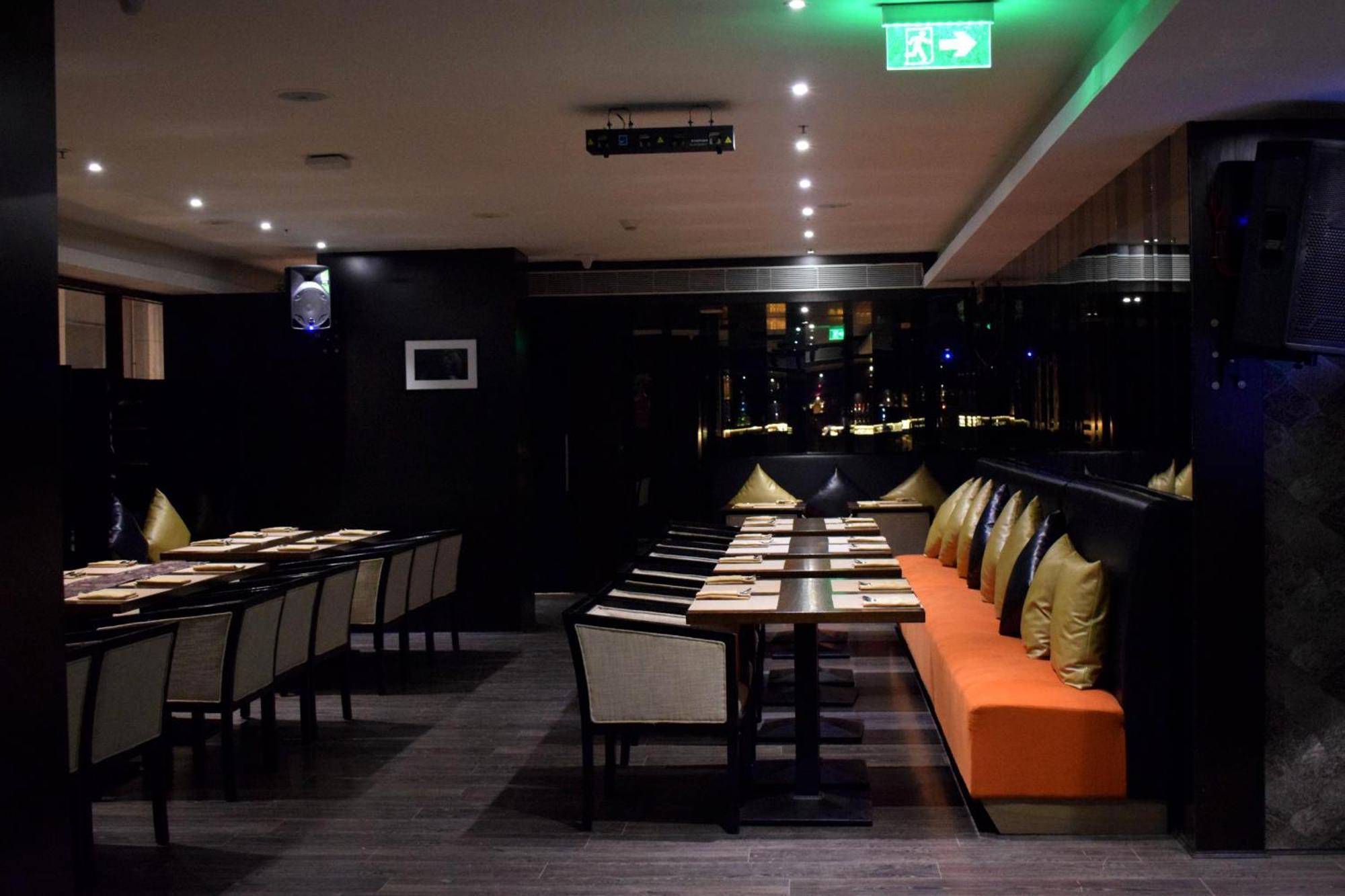 Holiday Inn Kolkata Airport By Ihg Exterior photo Interior of a restaurant in Singapore
