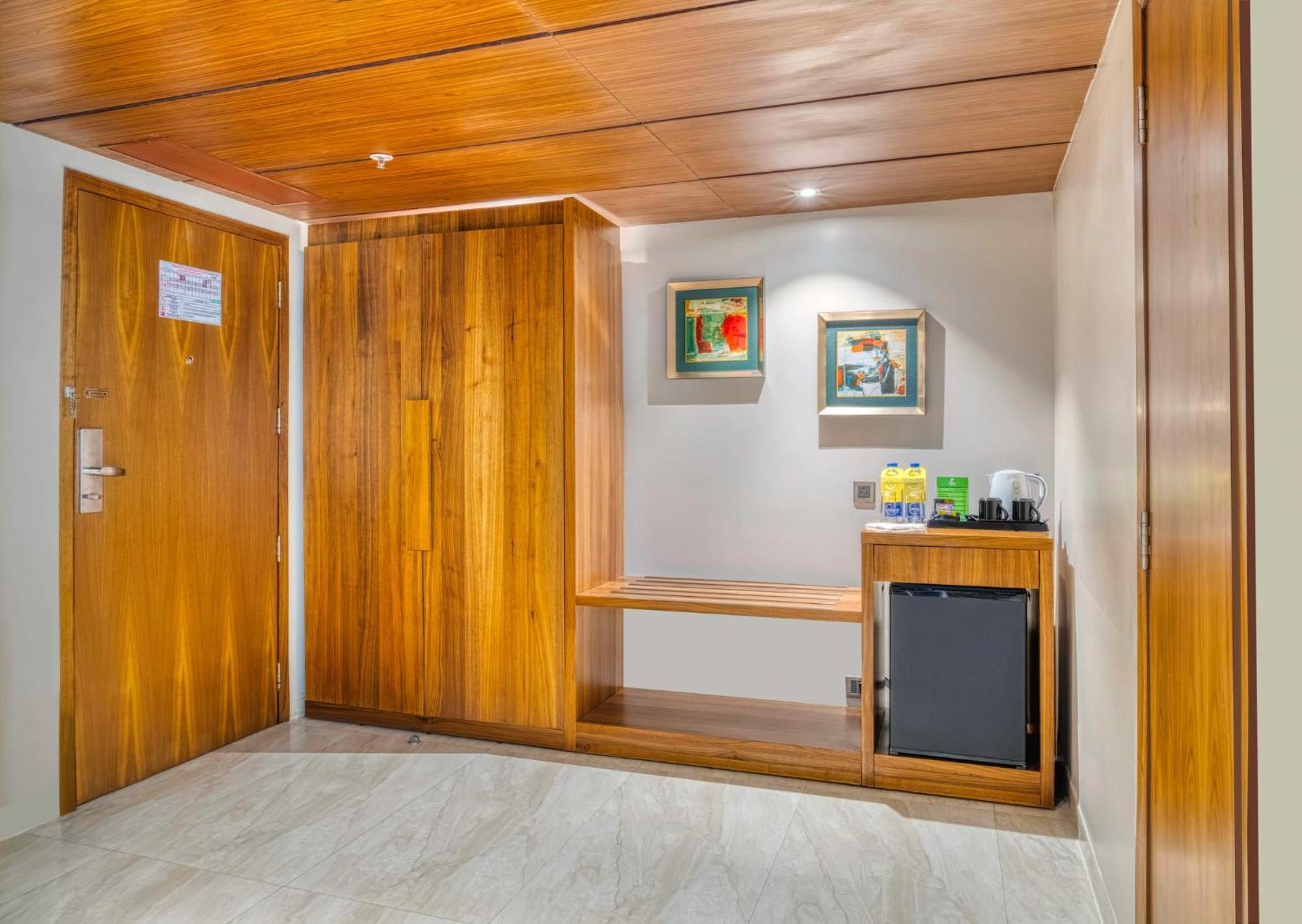 Holiday Inn Kolkata Airport By Ihg Exterior photo A room at the hotel