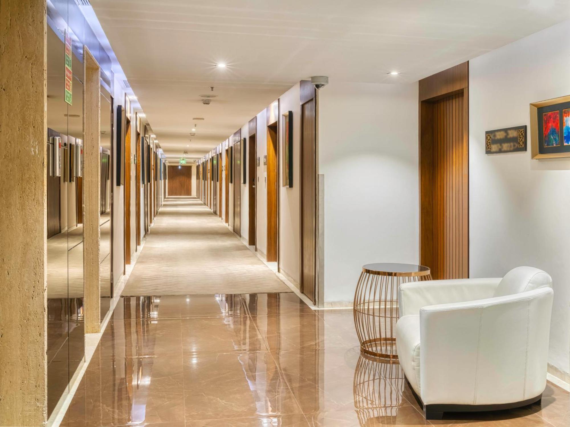 Holiday Inn Kolkata Airport By Ihg Exterior photo A corridor at the hotel