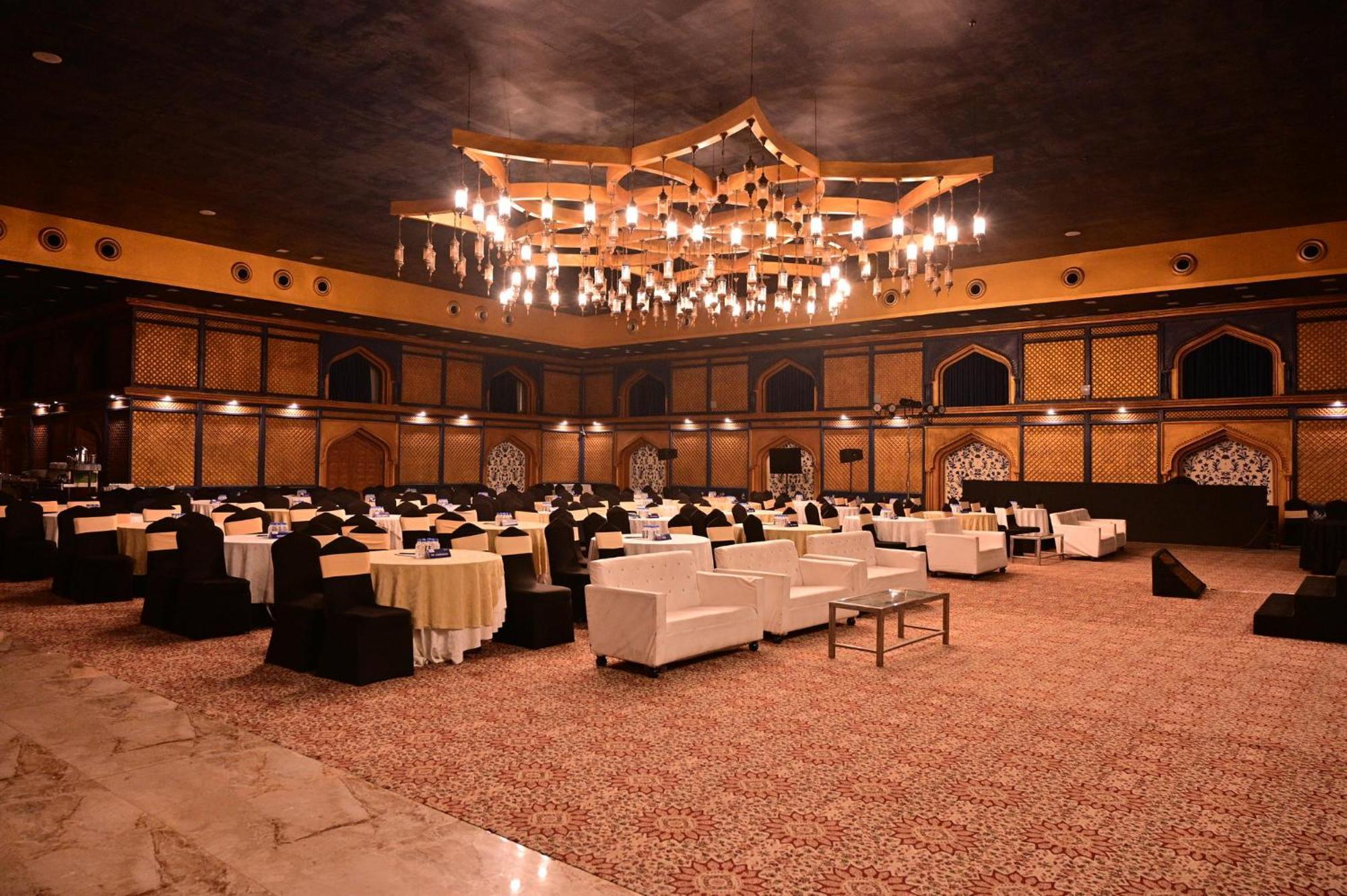 Holiday Inn Kolkata Airport By Ihg Exterior photo The ballroom at the Grand Hotel
