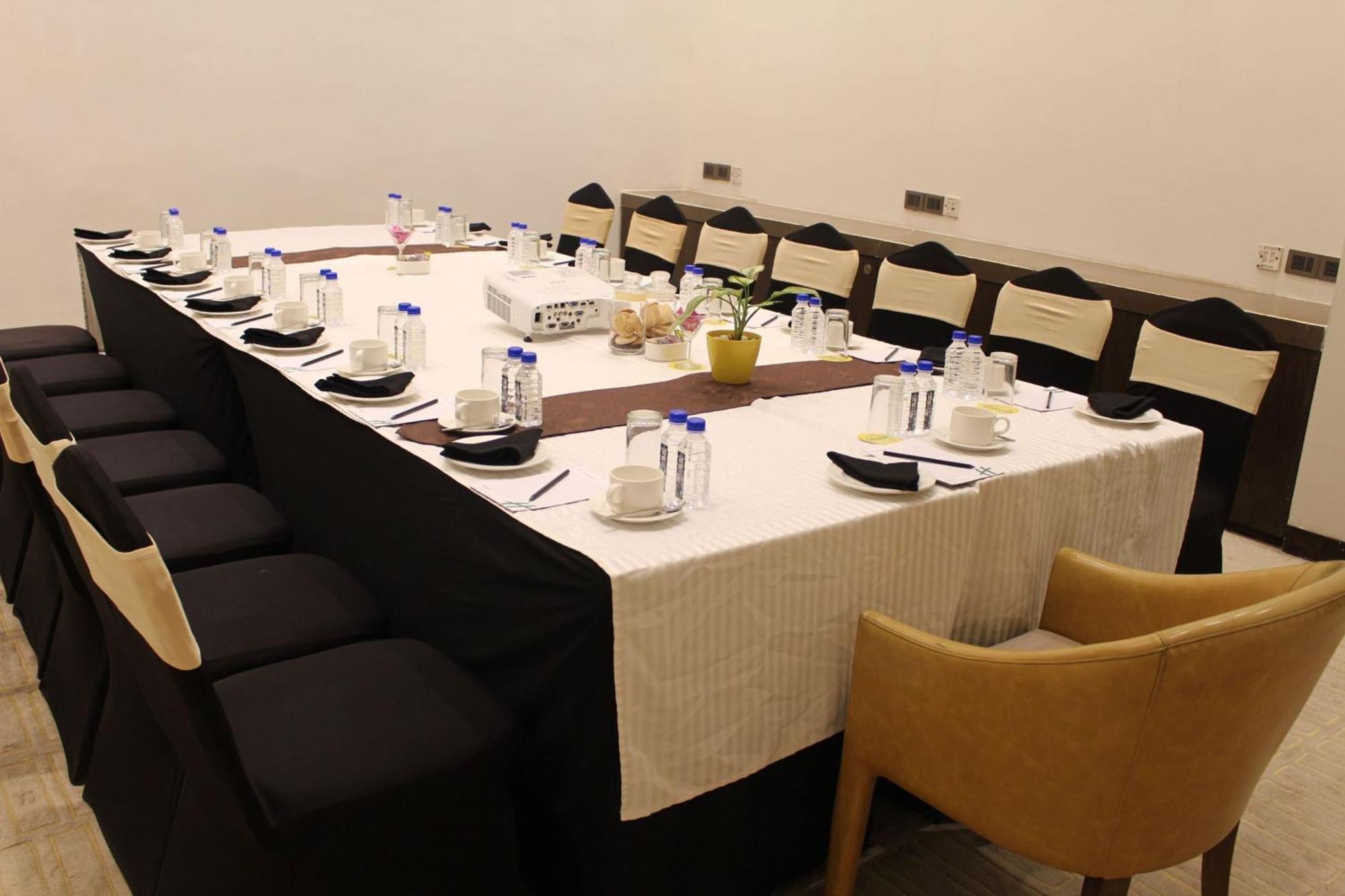 Holiday Inn Kolkata Airport By Ihg Exterior photo A table set for a meal