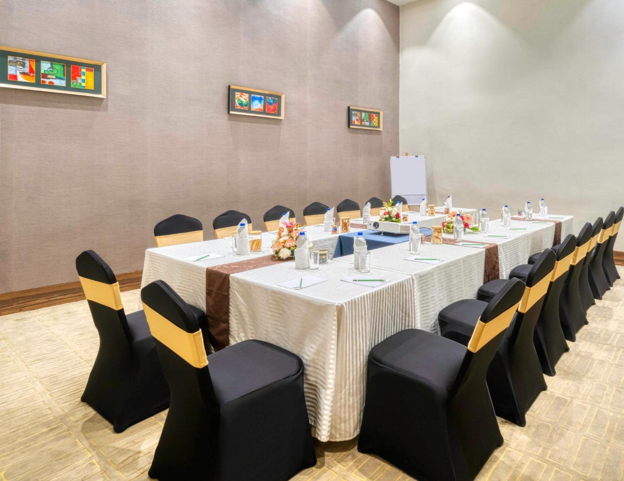 Holiday Inn Kolkata Airport By Ihg Exterior photo